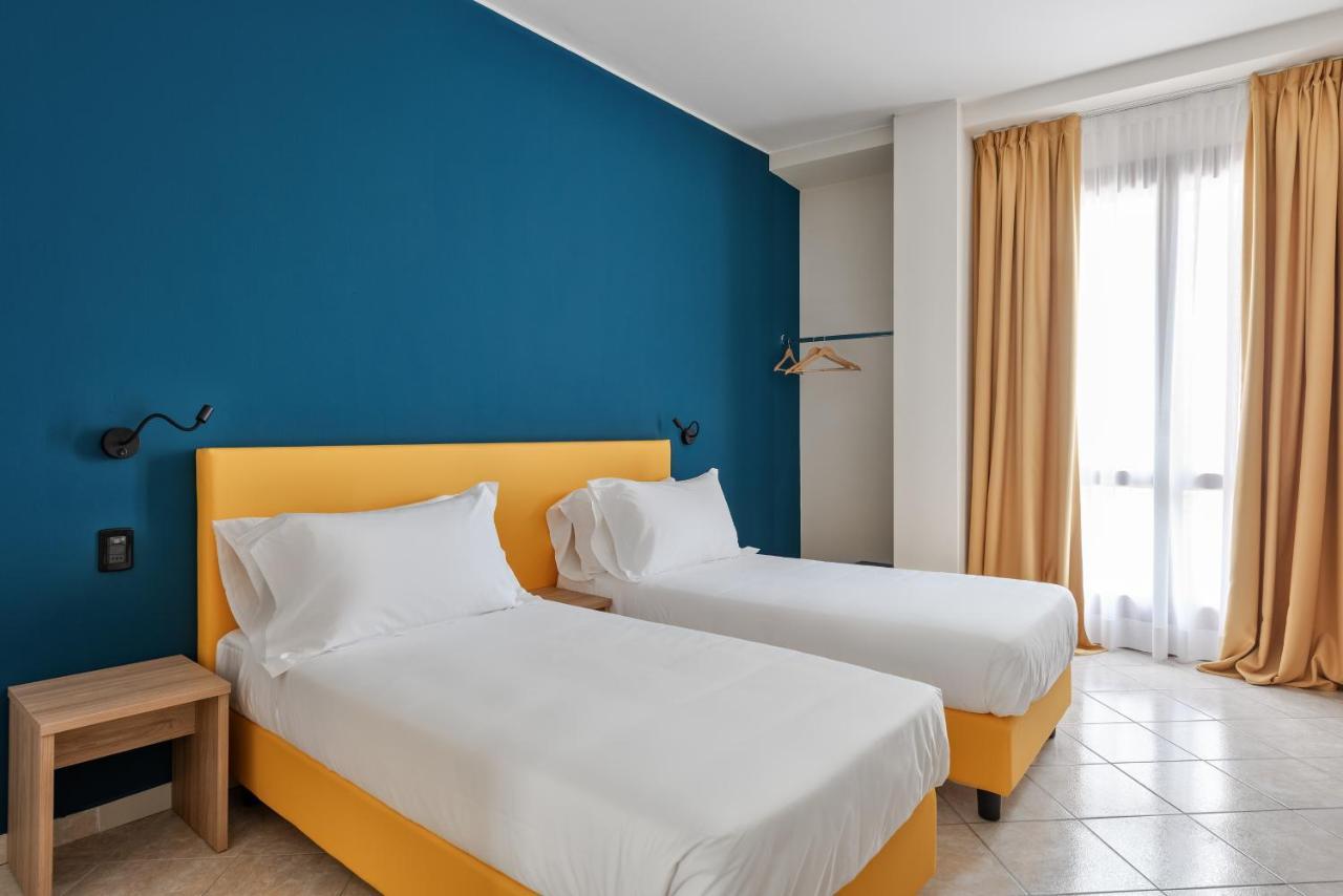 Hotel Riva アラッシオ エクステリア 写真